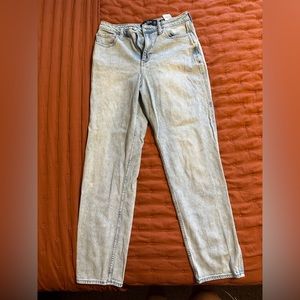 Hollister Ultra High-Rise Mom Jean
